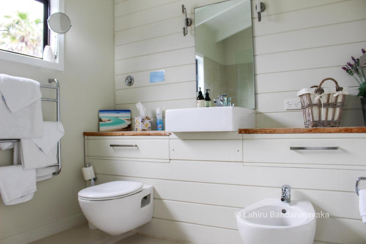 Le Chalet Waiheke Apartments Ostend ภายนอก รูปภาพ