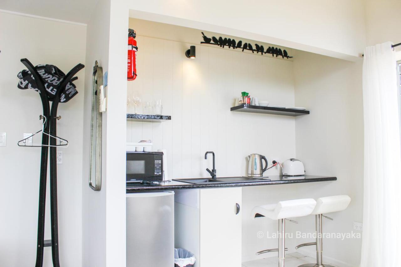 Le Chalet Waiheke Apartments Ostend ภายนอก รูปภาพ