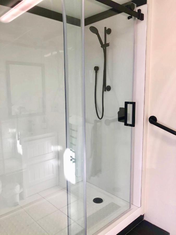 Le Chalet Waiheke Apartments Ostend ภายนอก รูปภาพ