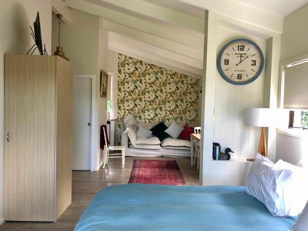 Le Chalet Waiheke Apartments Ostend ภายนอก รูปภาพ