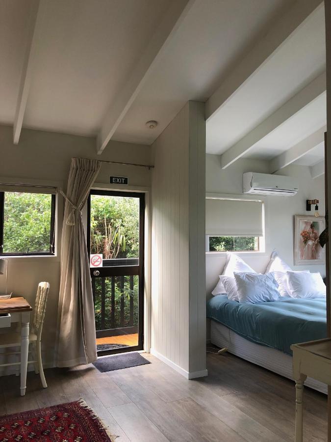 Le Chalet Waiheke Apartments Ostend ภายนอก รูปภาพ