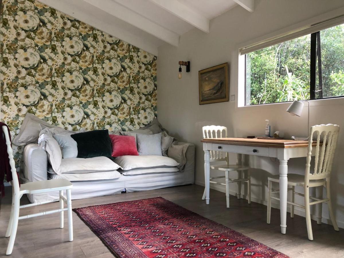 Le Chalet Waiheke Apartments Ostend ภายนอก รูปภาพ
