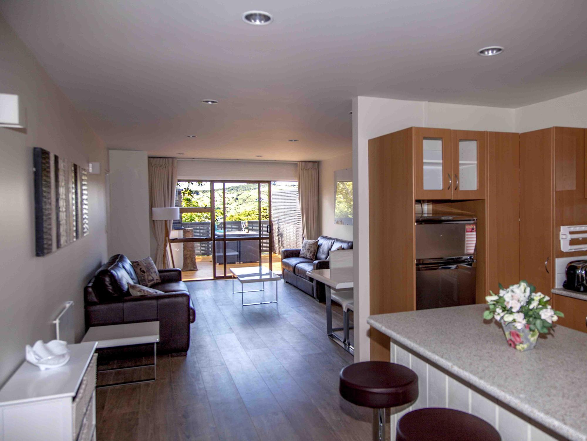 Le Chalet Waiheke Apartments Ostend ภายนอก รูปภาพ