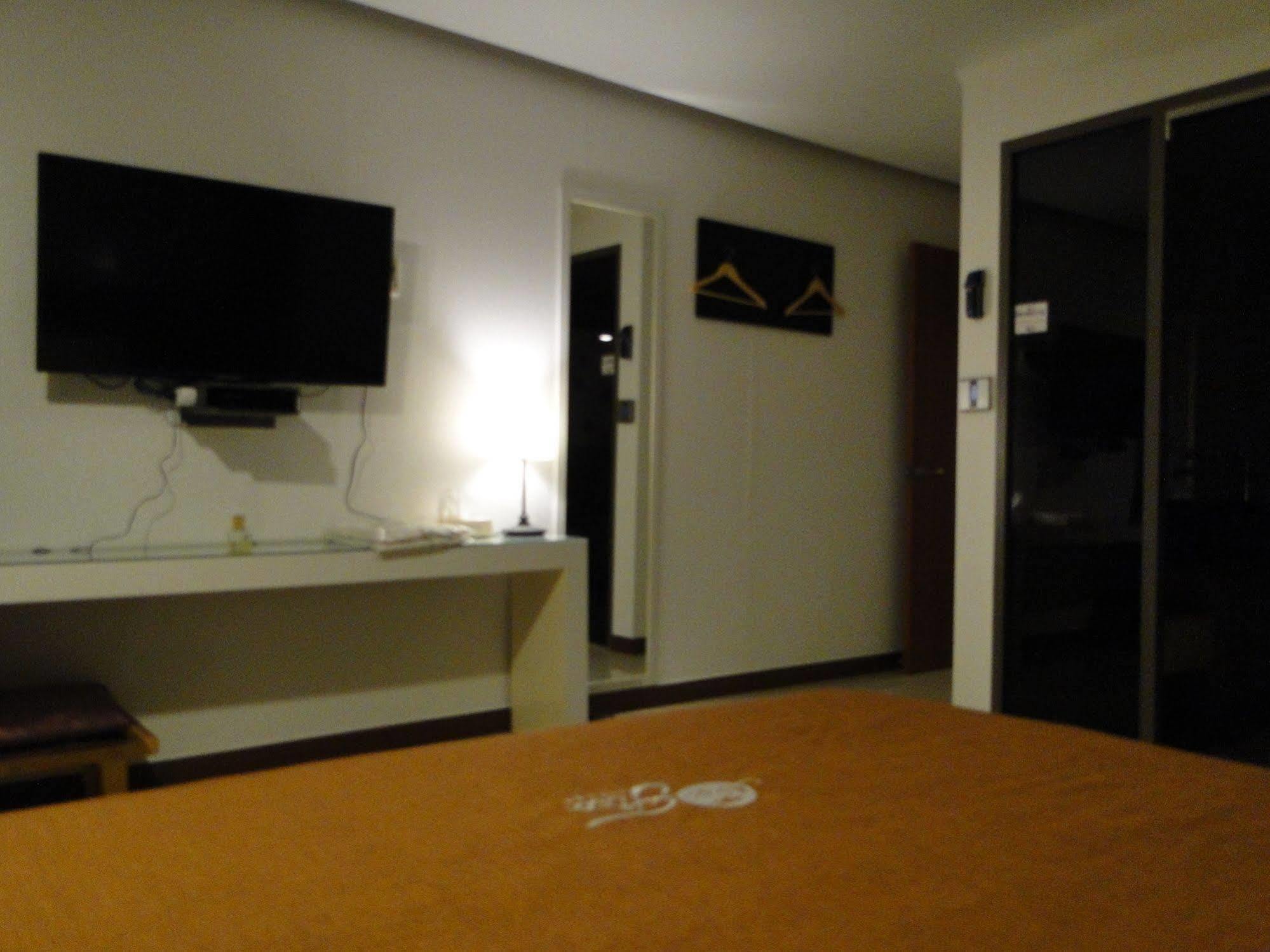 Le Chalet Waiheke Apartments Ostend ภายนอก รูปภาพ