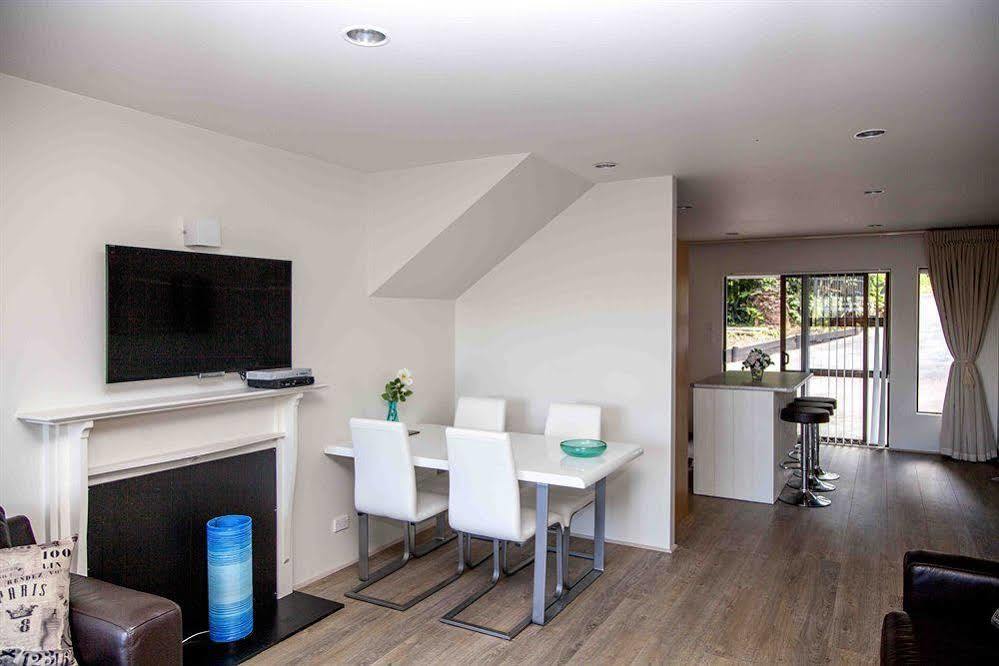 Le Chalet Waiheke Apartments Ostend ภายนอก รูปภาพ