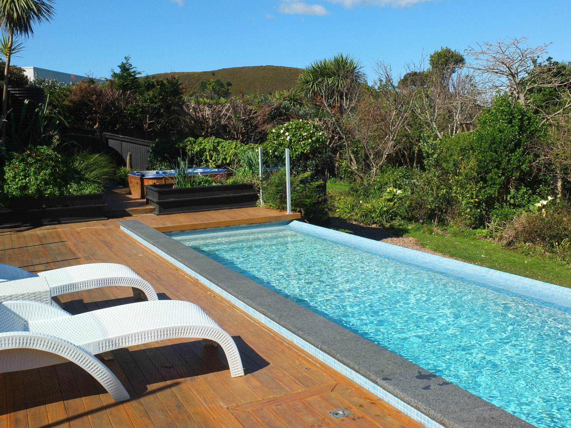 Le Chalet Waiheke Apartments Ostend ภายนอก รูปภาพ