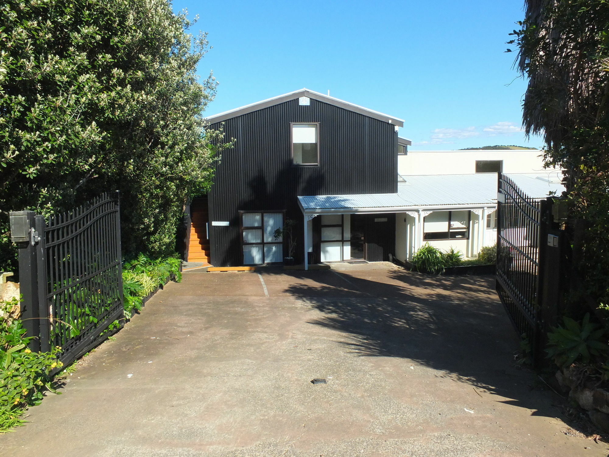 Le Chalet Waiheke Apartments Ostend ภายนอก รูปภาพ