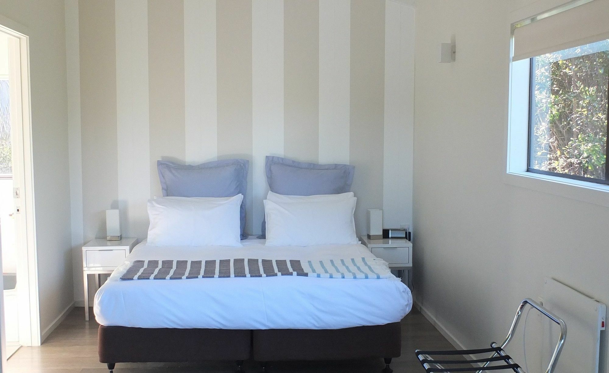 Le Chalet Waiheke Apartments Ostend ภายนอก รูปภาพ