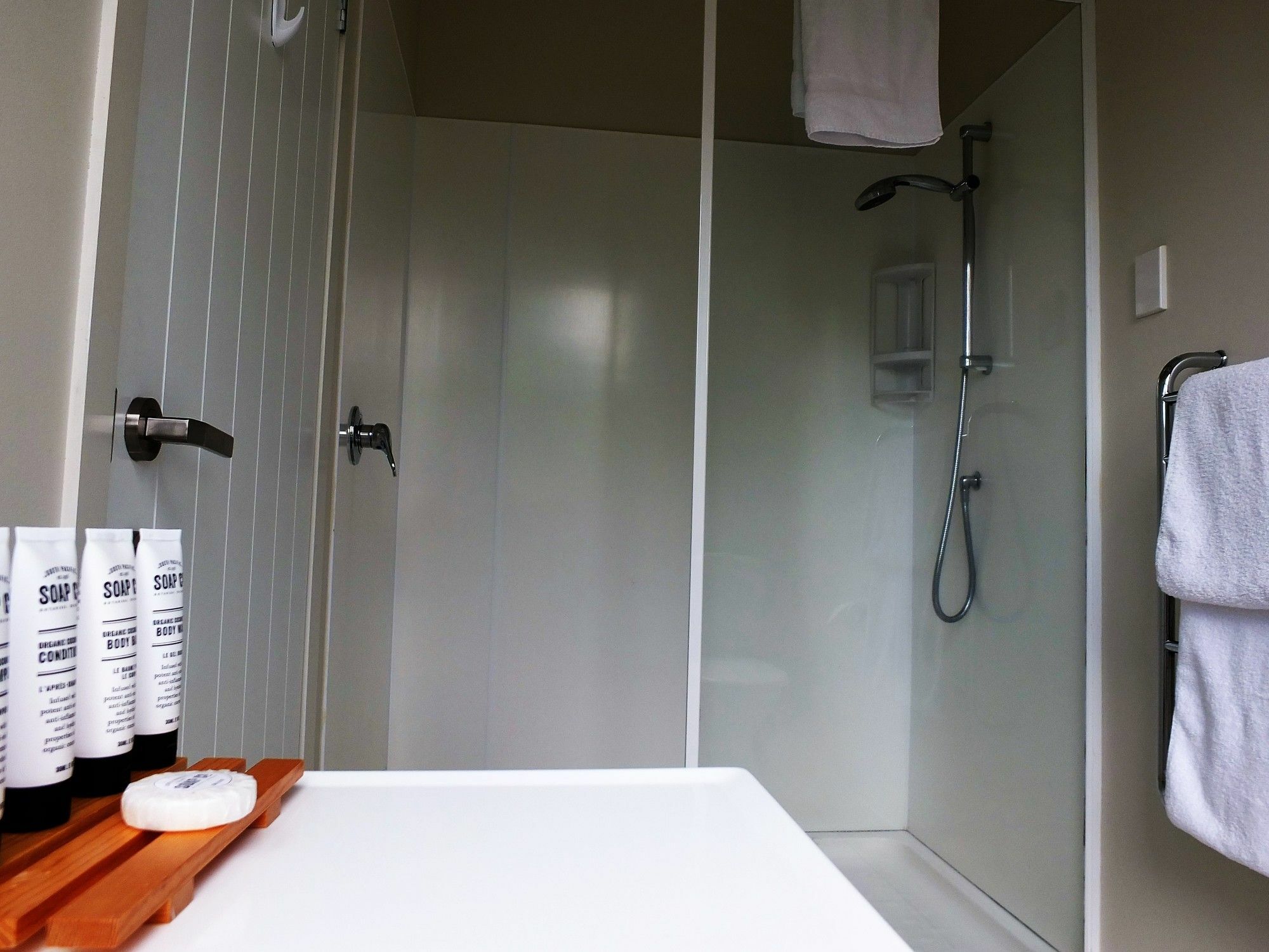 Le Chalet Waiheke Apartments Ostend ภายนอก รูปภาพ