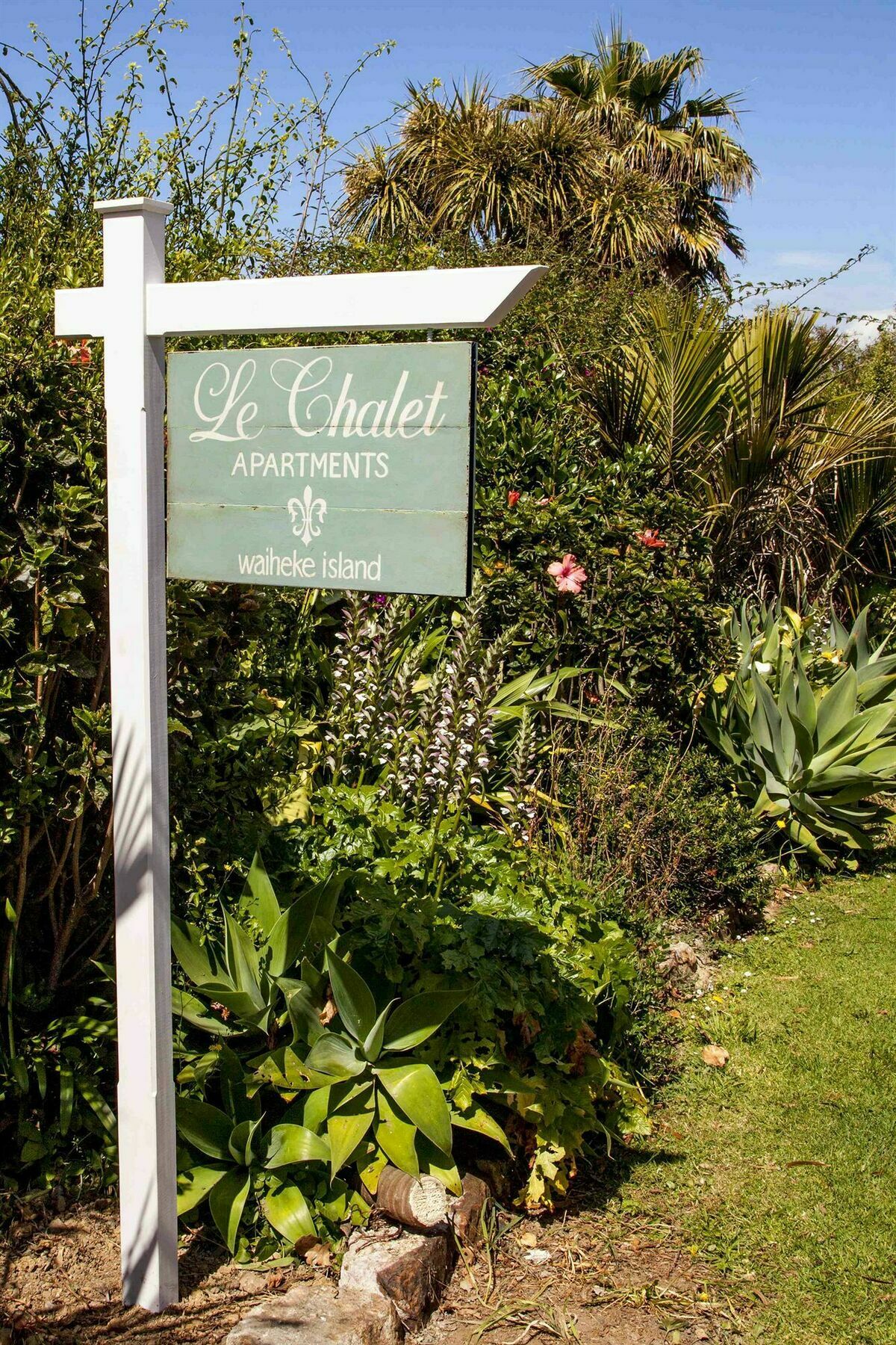 Le Chalet Waiheke Apartments Ostend ภายนอก รูปภาพ