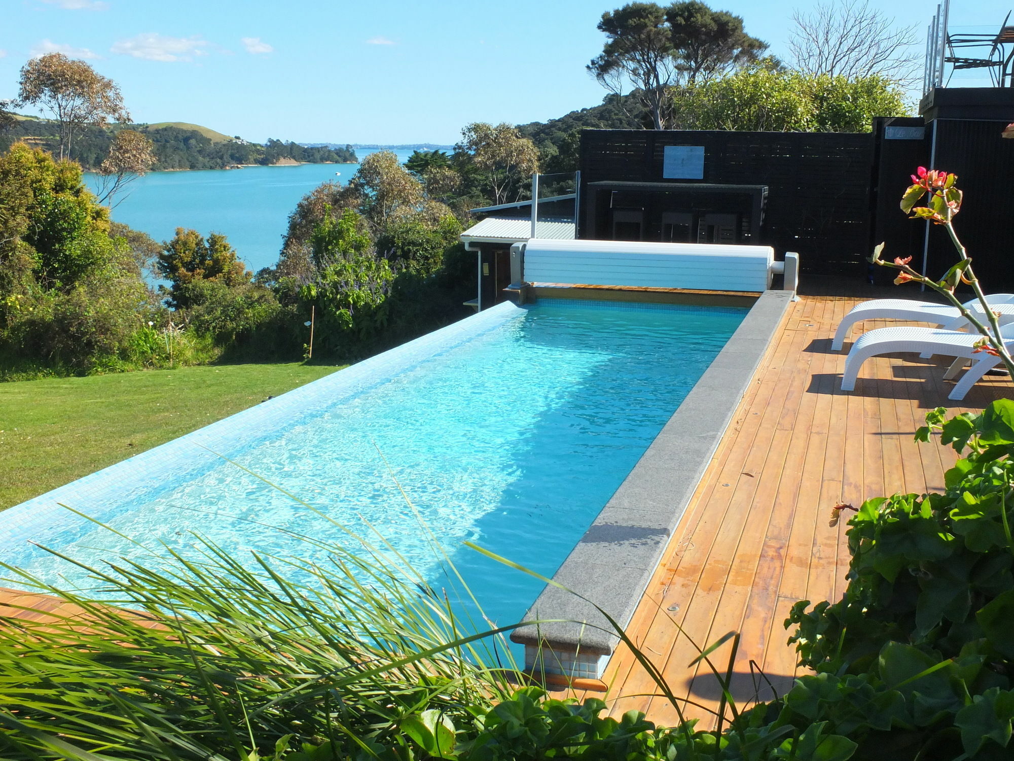 Le Chalet Waiheke Apartments Ostend ภายนอก รูปภาพ